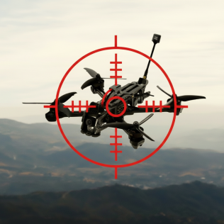 Firefly_Gemini Flash_dron z tego zdjęcia w dobrej rozdzielczości z czerwonym celownikiem, sam dron z tłem  148539.png